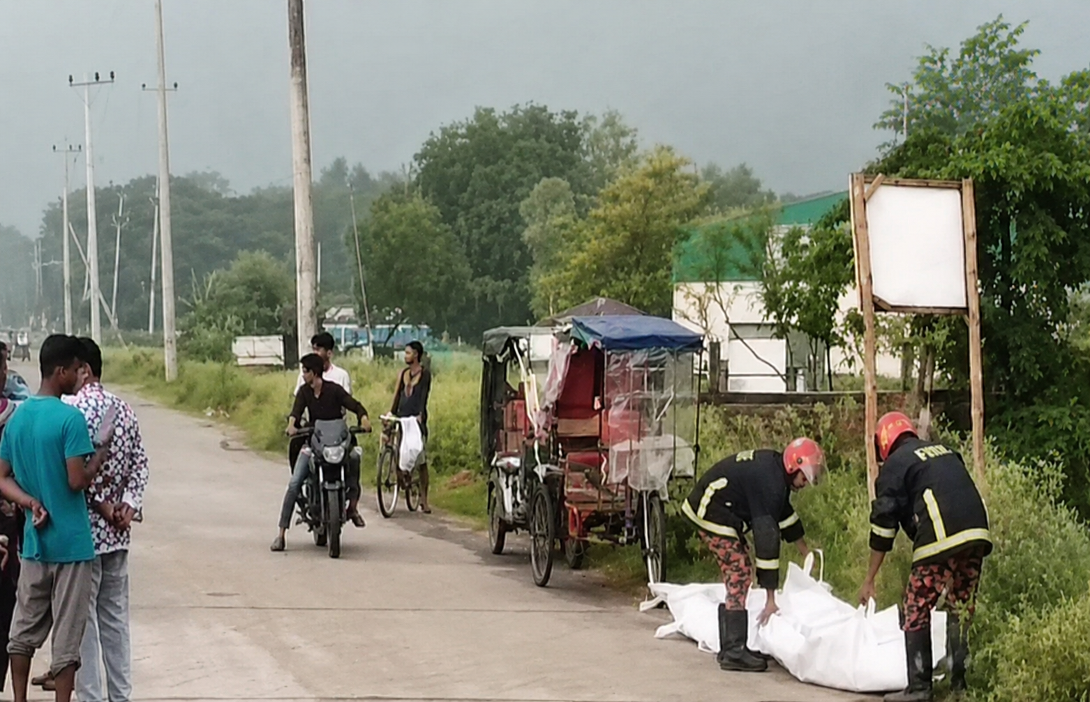 ঈদে বাড়ি ফেরার পথে অজ্ঞাত যানবাহনের চাপায় নিহত বাবা-মেয়ে
