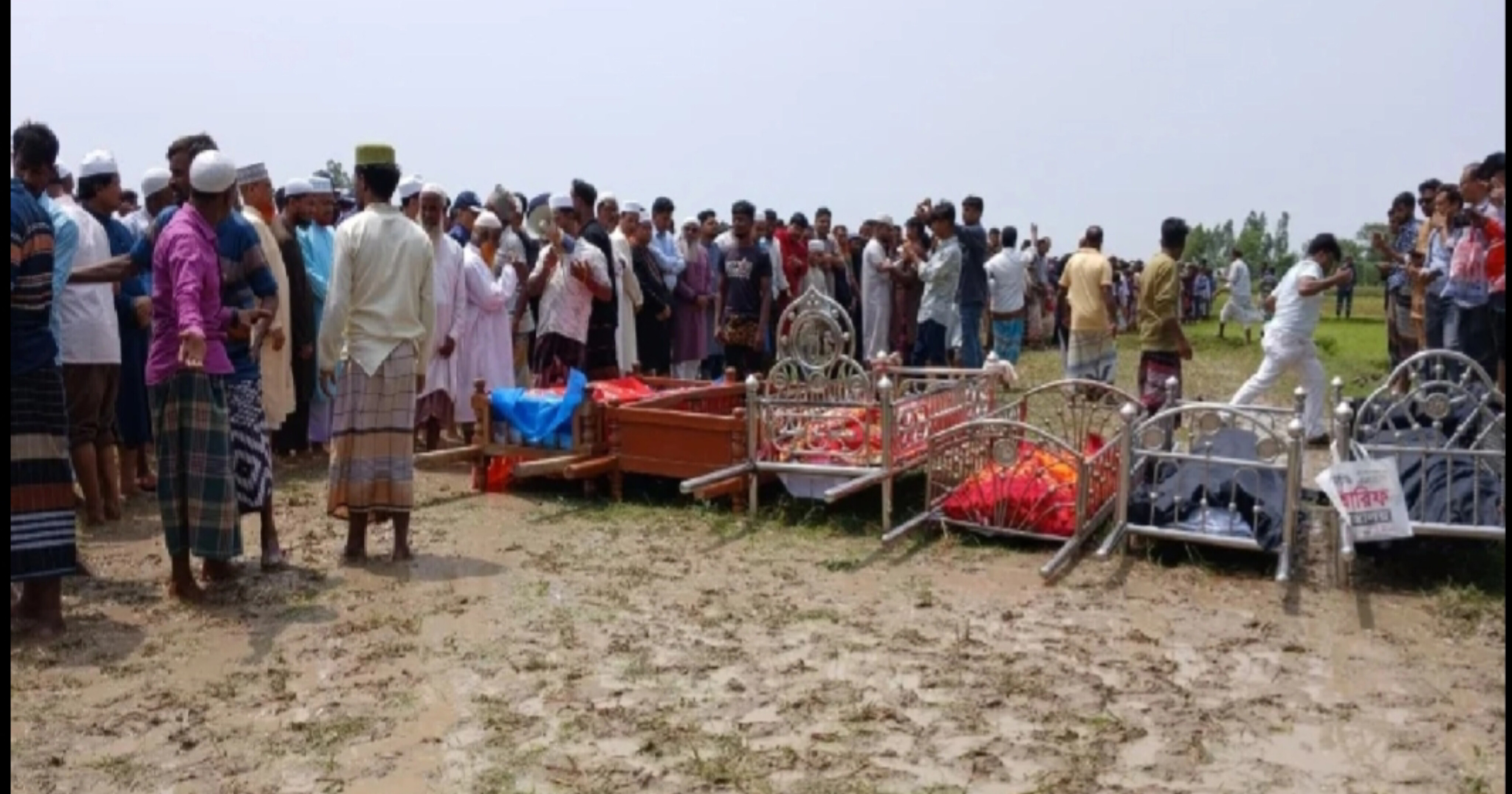 একসঙ্গে ৬ জনের জানাজা, পাশাপাশি দাফন