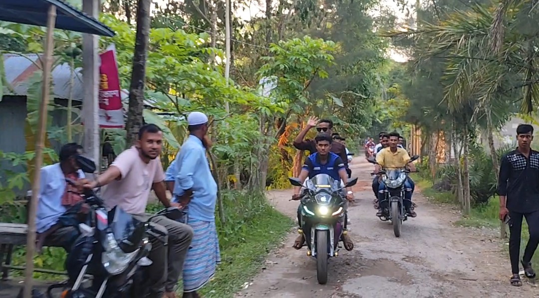 ঈদ শুভেচ্ছা বিনিময়ে ব্যস্ত সম্ভাব্য মেম্বার পদপ্রার্থী রায়হান হোসাইন